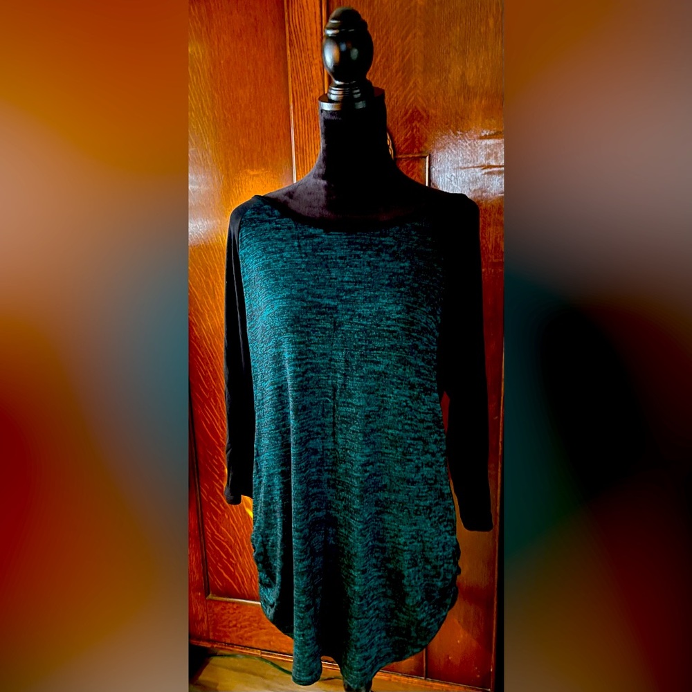 Women’s green & black soft lightweight pullover top with ruched hips…. 💚